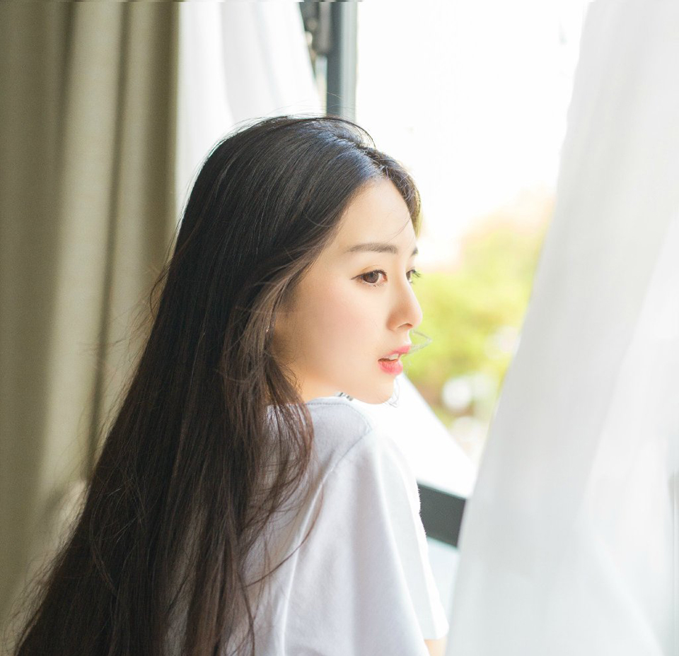 我们，不要去羡慕别人所拥有的幸福。你以为你没有的，可能在来的路上，你以为她拥有的，可能在去的途中……有的人对你好，是因为你对他好。有的人对你好，是因为懂得你的好!